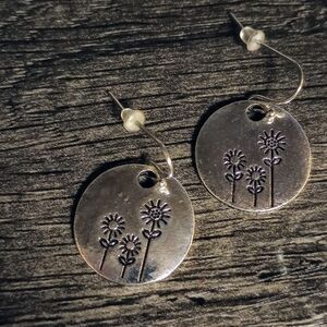 Adorable floral dangle earrings